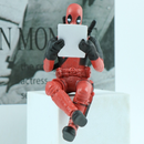 Modelo Deadpool Mini Hand Office Sentado Leitura Deitado Boneca Ação Criativa De Decoração De Carros Figura PVC Doll Toy