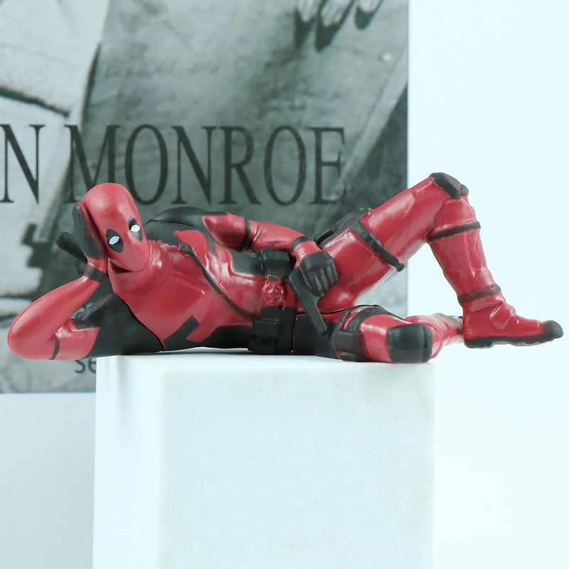 Modelo Deadpool Mini Hand Office Sentado Leitura Deitado Boneca Ação Criativa De Decoração De Carros Figura PVC Doll Toy
